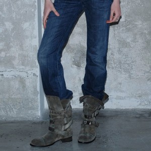 Botas de Gamuza a Media Pantorrilla con Hebilla Decorativa, Punta Redonda, Tacón Plano, Estilo Motero, Color Sólido, para Todas las Temporadas - Product Image 3