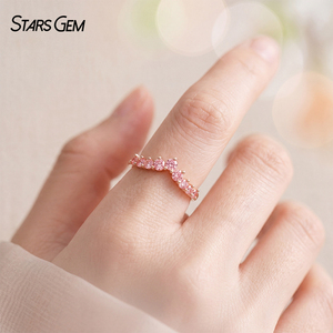 แหวนทองคำแท้ 10K รูปตัววีประดับเพชรชมพูทรงกลมจาก Starsgem แบบครึ่งวงกลม สามารถสวมซ้อนกับแหวนแต่งงานได้ เครื่องประดับคุณภาพสูง - Product Image 5