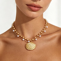 Collier superposé de bijoux fantaisie OEM/ODM avec pendentif coquillage doré, double rang de perles et chaîne à billes dorées pour femmes