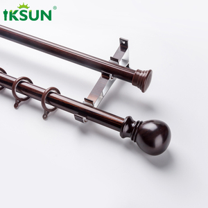 IKSUN 28mm lujo decorativo salón montaje en pared grano <span class=keywords><strong>de</strong></span> <span class=keywords><strong>madera</strong></span> aluminio doble barra <span class=keywords><strong>de</strong></span> cortina conjunto con soporte <span class=keywords><strong>de</strong></span> remates - Product Image 4