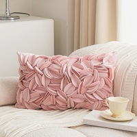 Coussin carré décoratif personnalisé de luxe en velours rose uni avec motifs géométriques en forme de cœur, rembourrage en coton PP amovible et lavable