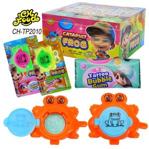 Vente <span class=keywords><strong>en</strong></span> gros Jouet <span class=keywords><strong>soucoupe</strong></span> volante <span class=keywords><strong>en</strong></span> <span class=keywords><strong>forme</strong></span> <span class=keywords><strong>de</strong></span> grenouille avec autocollant <span class=keywords><strong>de</strong></span> tatouage Bonbons à mâcher Bonbons halal Bonbons pour enfants - Product Image 1