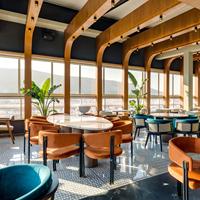 Nouveaux meubles de restaurant, chaises en bois massif, canapé coloré, tables et chaises en marbre pour café et restaurant.