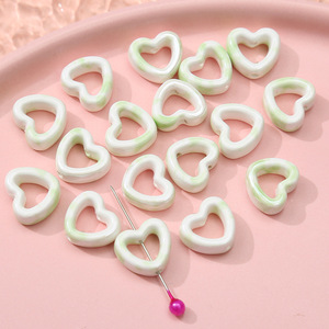Perles en porcelaine colorées en forme <span class=keywords><strong>de</strong></span> coeur creux pour la fabrication <span class=keywords><strong>de</strong></span> bracelets Vente en gros - Product Image 5