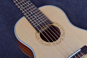 Ukelele barítono <span class=keywords><strong>de</strong></span> 30 pulgadas, 6 cuerdas <span class=keywords><strong>de</strong></span> nailon, kit <span class=keywords><strong>de</strong></span> guitarra eléctrica, pastillas integradas con bolsa acolchada, juego <span class=keywords><strong>de</strong></span> cuerdas, sintonizador, cinturón - Product Image 4