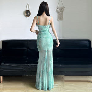 Robe longue d'été fraîche pour femme, col en V, taille à cordon, froncée, coupe ajustée, bretelles spaghetti, idéale pour les vacances - Product Image 6