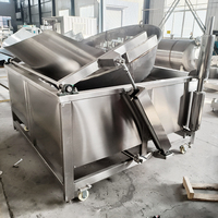 Friteuse automatique à panier inclinable pour la préparation de pattes de poulet 'peau de tigre', boulettes de tofu et frites