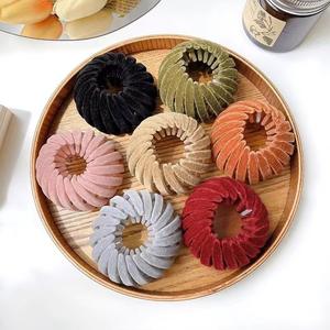 Vente en gros d'accessoires capillaires pour femmes : Pinces à cheveux magiques personnalisées en velours floqué 'Nid d'oiseau', Élastiques à cheveux extensibles et Outils pour chignons - Product Image 2