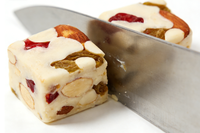 Mélange de noix, d'amandes et de raisins secs au chocolat blanc, collation artisanale avec canneberges, friandise décontractée