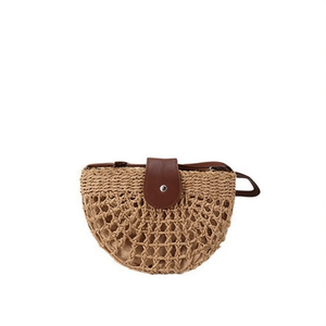 Piccola borsa semicircolare in paglia con patta in PU 26x17 cm per donna, uso estivo in spiaggia - Product Image 1