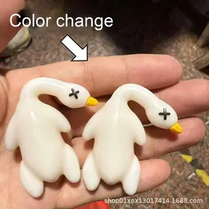 Nuevo Diseño, Juguete Colgante para Coche con Forma de Pato Asado que Cambia de Color al Sol, Popular para Jugar al Aire Libre - Product Image 4