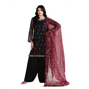 Salwar Kameez élégant pour femme, gris à motifs floraux, avec dupatta rose, en polyester, coupe classique, longueur ras du sol, pour les fashionistas. - Product Image 4