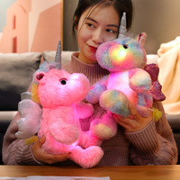 Peluche licorne lumineuse personnalisable en gros avec éclairage LED et rembourrage en coton PP