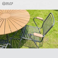 Ensemble de meubles de salle à manger d'extérieur moderne avec tables à structure en aluminium pour événements, utilisation extérieure dans les restaurants et les villas