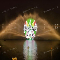 Structure d'imagerie par projection laser sur écran d'eau et diffusion de brume pour créer une ambiance nocturne immersive dans les lieux en bord de mer