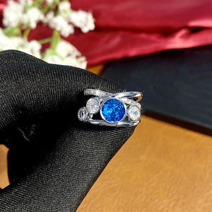 Bague pour femme Q901 en or blanc avec pierres précieuses, cristaux bleus et accents de diamants, sertissage clos, bijoux fins de fiançailles - Product Image 4