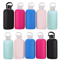 Bouteille d'eau en verre de haute qualité de 500ml avec manchon en silicone et couvercle à poignée Options de personnalisation en gros disponibles