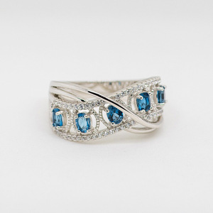 Bague en zircon ajourée en forme de X pour femme, bijou vintage tendance pour l'index - Product Image 1