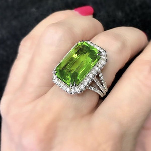 Anello con Zircone Verde Smeraldo Taglio Cushion, Elegante Gioiello da Donna alla Moda, Regalo Chic per Uso Quotidiano - Product Image 1