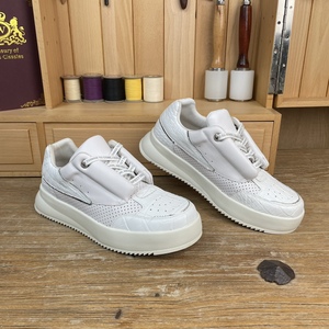 Baskets plateforme blanches en peau de crocodile 100% |   Design perforé respirant, lacets à lettres, chaussures tendance pour papa, streetwear de créateur - Product Image 2