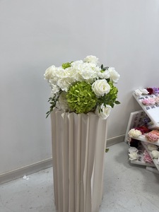 Centrotavola personalizzato con fiori verdi e bianchi, sfera di fiori artificiali per decorazioni da tavolo per matrimoni - Product Image 4