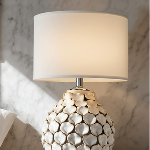 Lámpara de mesa de cerámica texturizada moderna con pantalla de tambor color blanco roto, luz ambiental cálida para dormitorio, lámpara decorativa para hotel, lámpara de mesa para sala de estar - Product Image 6