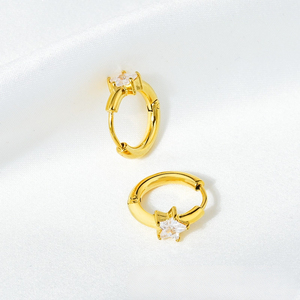 Pendientes de Aro con Estrella de Acero Inoxidable Chapados en Oro |   Aros Ligeros con Cristales de Colores en Forma de Estrella para Mujer |   Hipoalergénico - Product Image 4