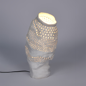 Lámpara de Mesa Decorativa Escultural de Cerámica Hueca Hecha a Mano con Pantalla Novedosa para Sala de Estar y Dormitorio - Product Image 3