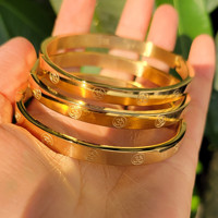 Bracelet minimaliste en acier inoxydable avec symboles bouddhistes, hindous et de yoga Om pour femmes et jeunes filles – Cadeau idéal pour mariage et anniversaire – Bijoux porte-bonheur en gros