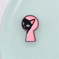 Broche émaillée Chat Noir Keyhole, base rose, chaton espiègle, pour décoration de sac à dos