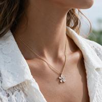 Collier en acier inoxydable de mode exquise avec fleur en zircon, pendentif plaqué or 18 carats pour femmes