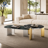 Table basse design combinée, surface en marbre vert et noir, base en métal, mobilier moderne pour villa et hôtel