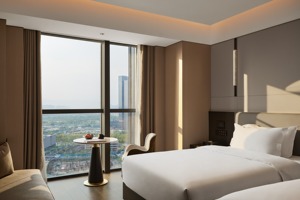Ensemble de chambre d'hôtel moderne, lit king size, design contemporain, meubles en bois avec housse de lit en coton, utilisation commerciale durable - Product Image 6
