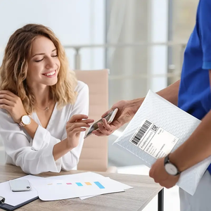 Enveloppes d'expédition express Yuerong <span class=keywords><strong>Kraft</strong></span> Bubble Mailers personnalisées imprimées, blanches, résistantes, avec adhésif puissant, absorbant les chocs, pour cadeaux - Product Image 5