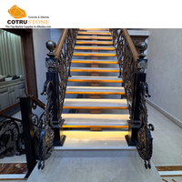 Escalier en marbre translucide poli moderne de luxe pour villa, avec marches en pierre naturelle sur mesure