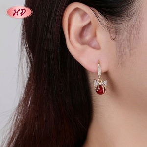 Pendientes de Aro con Lazo de Perlas Rojas Festivas y Circonitas, Chapados en Oro de 18K, de Latón, Joyería Clásica Unisex - Product Image 4