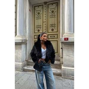 Manteau long et fin en fausse fourrure noire Rufina avec imprimé vintage décoré de rembourrage en chameau, fabriqué en laine et en soie - Product Image 3