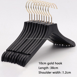 Cintre en bois personnalisé avec logo pour vêtements d'enfants, adultes et femmes, antidérapant, avec crochets dorés, en bois massif, de luxe, noir - Product Image 3