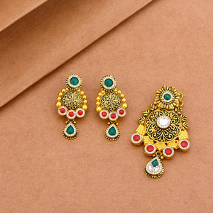 Ensemble de pendentifs traditionnels en or sertis de pierres vertes et rouges, bijoux ethniques pour femmes, pour les occasions festives et les mariages. - Product Image 3