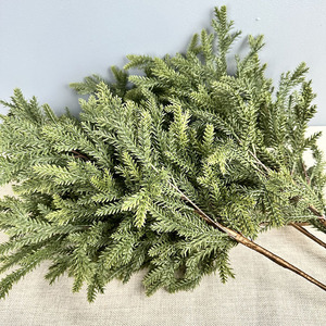 กิ่งไม้ประดิษฐ์สีเขียวยาว 55 ซม. แบบสัมผัสเหมือนจริง ขายส่ง กิ่งต้นไม้ปลอม กิ่งสนนอร์ฟอล์กประดิษฐ์ สำหรับตกแต่งพวงหรีดคริสต์มาส - Product Image 4