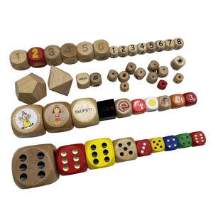 Vente en gros de <span class=keywords><strong>dés</strong></span> polyédriques D6 6 faces 16mm-30mm en bois naturel avec logo personnalisé Cube de jeu éducatif 20mm 25mm 30mm - Product Image 2