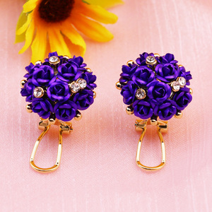 Prix de gros, boucles d'oreilles pendantes en forme de fleur incrustées d'alliage plaqué or, unisexe, tendance, à porter au quotidien - Product Image 3