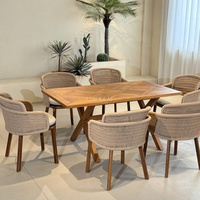 Table de jardin en bois avec plateau rectangulaire et pieds croisés pour terrasse extérieure