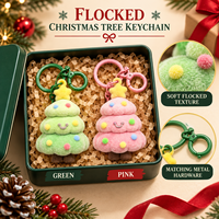 Porte-clés sapin de Noël floqué avec texture en peluche douce, design à double anneau et options de couleurs vert et rose, vente en gros