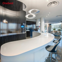 Comptoirs de bar arrondis en pierre de quartz blanche, personnalisation d'usine, utilisés dans les pubs et les restaurants