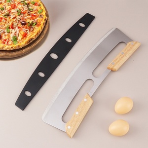 Grand coupe-pizza en acier inoxydable avec manches en bois et housse de protection - Outils à pizza - Product Image 5