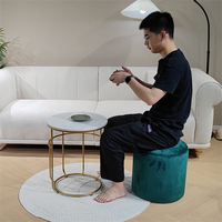 Ensemble de deux pièces Bailey, pouf rond rembourré, table basse en métal vert, pouf en tissu velours, pouf de rangement, table basse en chêne