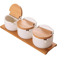 Fournitures de cuisine sucrier en céramique blanche assaisonnement pot à sel 3 pièces ensemble bambou bois Flip stockage des aliments et conteneur