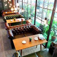 Ensemble de mobilier de restaurant moderne et minimaliste en bois massif, durable et écologique, pour café : canapé, table et chaises.