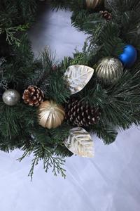 Couronne de Noël personnalisée de haute qualité en pin décorée avec des boules pour la porte d'entrée - Product Image 5